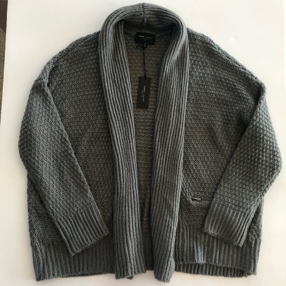 Romeo + Juliet Couture - Picture 2 of 6